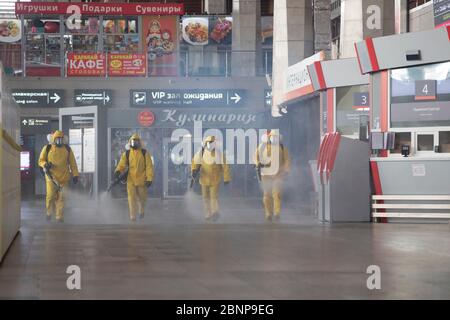 Pechino, Russia. 15 maggio 2020. I dipendenti municipali che indossano tute protettive disinfettano una stazione ferroviaria a Mosca, Russia, 15 maggio 2020. Credit: Alessandro Zemlianichenko Jr/Xinhua/Alamy Live News Foto Stock