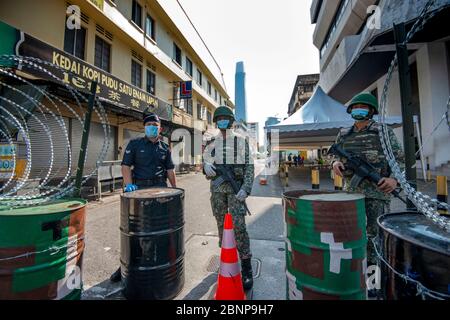 Pechino, Malesia. 15 maggio 2020. Polizia e soldati sono in servizio in un'area ristretta a Kuala Lumpur, Malesia, 15 maggio 2020. La Malesia ha segnalato altri 36 nuovi casi di COVID-19 il venerdì, portando il totale nazionale a 6,855, ha detto il Ministero della Salute. Credit: Chong Voon Chung/Xinhua/Alamy Live News Foto Stock