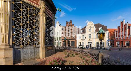 Germania, Meclemburgo-Pomerania occidentale, Wismar, Città anseatica, città vecchia, piazza del mercato, arte acquatica, ristorante Alter Schwede e ristorante Reuterhaus Foto Stock