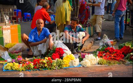 Venditori ambulanti che vendono fiori sul lato della strada. Foto Stock