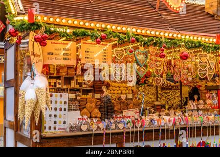 Germania, Assia, Odenwald, Bergstrasse, Bensheim, mercatino di Natale, dolci Foto Stock