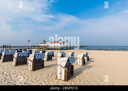 Germania, Meclemburgo-Pomerania occidentale, Mar Baltico, costa del Mar Baltico, Isola di Usedom, Ahlbeck, stazione balneare, molo, spiaggia, sedie a sdraio Foto Stock