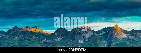 Alba, Mindelheim via ferrata, catena montuosa con le tre Schafalpenkenken, Fiderescharte, 2214m, Alpi Allgäu, Allgäu, Baviera, Germania, Europa Foto Stock