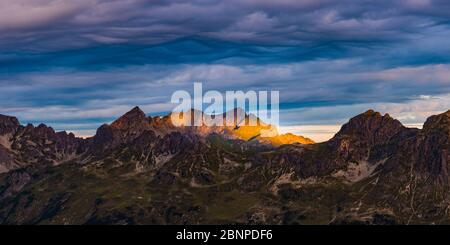 Alba, catena montuosa con le tre Schafalpenkenken, Fiderescharte, 2214m, Alpi Allgäu, Allgäu, Baviera, Germania, Europa Foto Stock