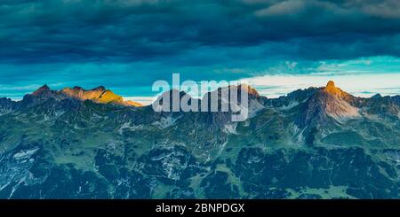 Alba, Mindelheim via ferrata, catena montuosa con le tre Schafalpenkenken, Fiderescharte, 2214m, Alpi Allgäu, Allgäu, Baviera, Germania, Europa Foto Stock