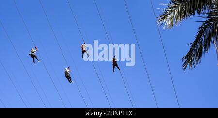 I turisti che si godono la FlyLinq Zipline a Las Vegas Strip, Las Vegas Nevada USA, 30 marzo 2020 Foto Stock