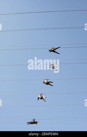 I turisti che si godono la FlyLinq Zipline a Las Vegas Strip, Las Vegas Nevada USA, 30 marzo 2020 Foto Stock