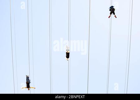 I turisti che si godono la FlyLinq Zipline a Las Vegas Strip, Las Vegas Nevada USA, 30 marzo 2020 Foto Stock