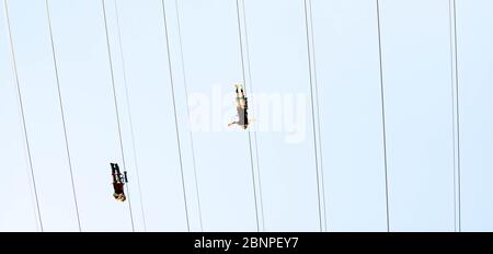 I turisti che si godono la FlyLinq Zipline a Las Vegas Strip, Las Vegas Nevada USA, 30 marzo 2020 Foto Stock