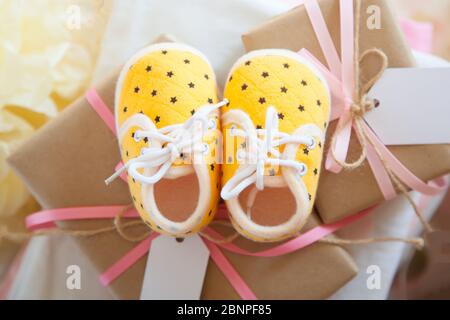 Cornice in rosa e giallo decorazioni in carta per festa del bambino. Disposizione piatta, vista dall'alto Foto Stock