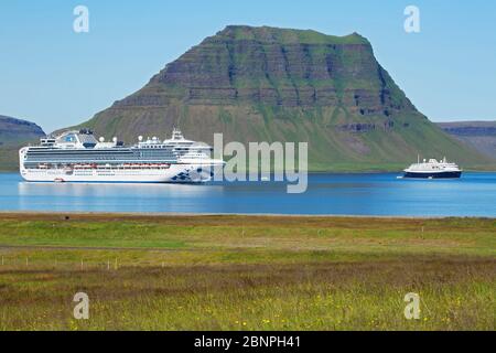 Vista sulla baia di Grundarfjoerdur su Snaefellsnes fino al monte Kirkjufell. Due navi da crociera sono ormeggiate nella baia. Foto Stock