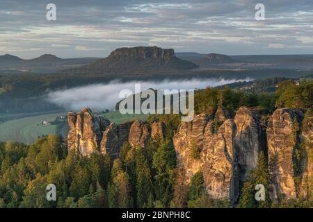 Alba sulle montagne di arenaria dell'Elba con vista sul Bastei e sul Lilienstein. Foto Stock