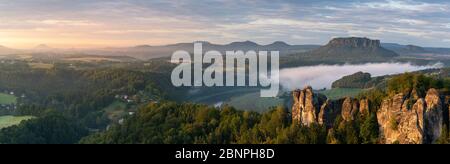 Panorama dei Bastei e Liliensteins nelle montagne di arenaria dell'Elba all'alba. Foto Stock