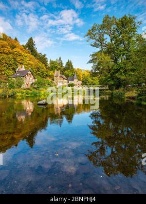 Germania, Sassonia-Anhalt, Harz, Treseburg, autunno sul fiume Bode nel Bodetal, alberghi e case vacanze Foto Stock