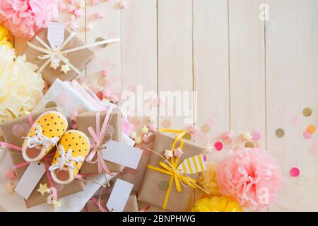 Cornice in rosa e giallo decorazioni in carta per festa del bambino. Disposizione piatta, vista dall'alto Foto Stock