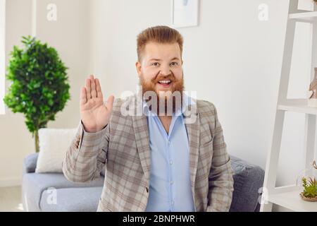 Guardare la fotocamera online. Divertente uomo bearded gretting lavori di conversazione comunica online video chat chiamata webcam conferenza applicazione home Foto Stock