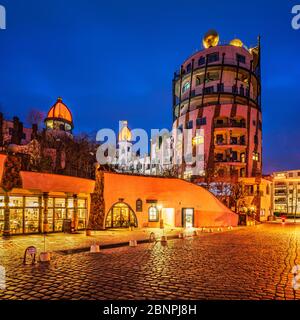 Germania, Sassonia-Anhalt, Magdeburgo, la Cittadella Verde, colpo di notte Foto Stock