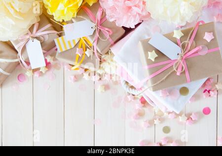 Cornice in rosa e giallo decorazioni in carta per festa del bambino. Disposizione piatta, vista dall'alto Foto Stock