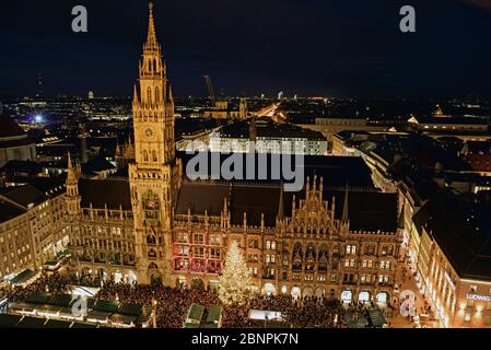 Europa, Germania, Baviera, Monaco, vista da San Pietro, Marienplatz, Natale, nuovo municipio, sera, mercatino di Natale, albero di Natale, Foto Stock