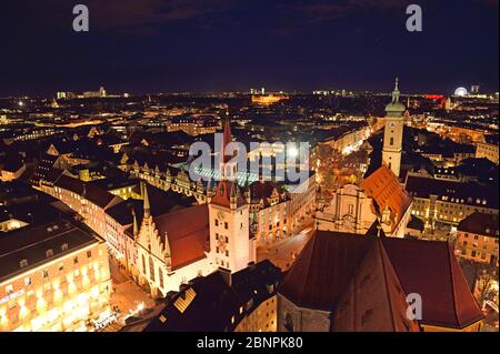 Europa, Germania, Baviera, Monaco, vista da San Pietro, Marienplatz, Natale, vista di Altes Rathaus e valle con Heilig-Geist-Kirche, sera, Foto Stock