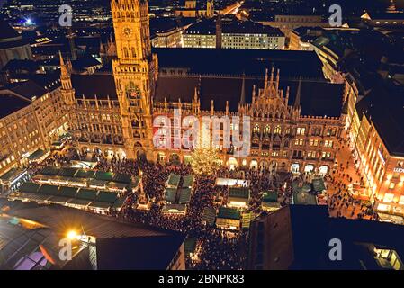 Europa, Germania, Baviera, Monaco, vista da San Pietro, Marienplatz, Natale, nuovo municipio, sera, mercatino di Natale, albero di Natale, Foto Stock