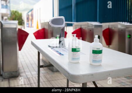 Hong Kong, Cina. 16 maggio 2020. Disinfettanti per le mani visti all'ingresso dell'YMCA del Collegio cristiano di Hong Kong mentre gli studenti si siedono per il loro esame Diploma di Educazione secondaria (DSE). Credit: SOPA Images Limited/Alamy Live News Foto Stock