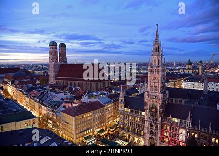 Europa, Germania, Baviera, Monaco, vista da San Pietro, Marienplatz, Natale, Frauenkirche e Neues Rathaus, sera, Foto Stock