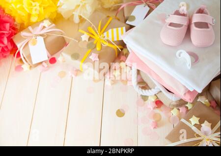 Cornice in rosa e giallo decorazioni in carta per festa del bambino. Disposizione piatta, vista dall'alto Foto Stock