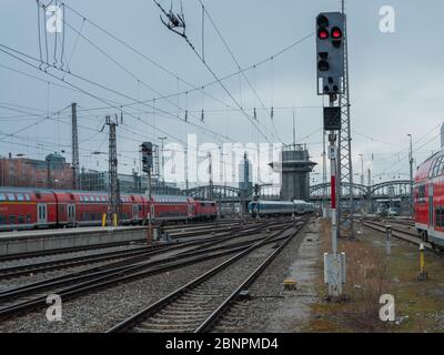 Vista dal binario della stazione centrale di Monaco verso Haccurbrücke Foto Stock