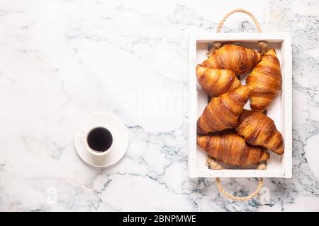 Colazione con caffè e croissant, vista dall'alto Foto Stock