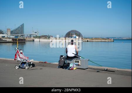 Dänemark, Aarhus, pescatore al porto Foto Stock