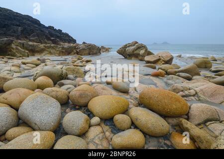 Baia rocciosa con massi, Porth Nanven, Penzance, Cornovaglia, Inghilterra sud-occidentale, Inghilterra, Regno Unito, Europa Foto Stock