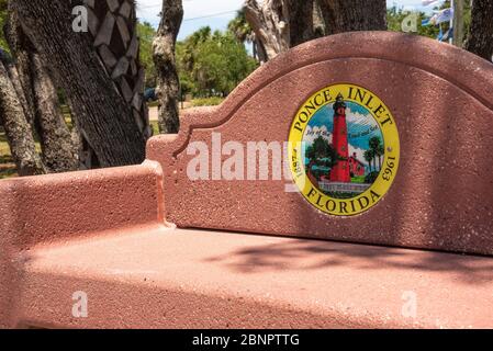 Panca del parco vicino al faro Ponce de Leon Inlet a Ponce Inlet, Florida. (STATI UNITI) Foto Stock