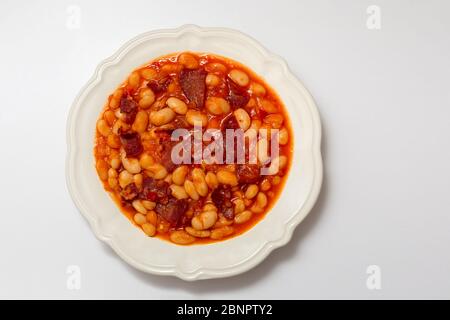 Top viewe cibi turchi; fagioli secchi (kuru fasulye) su sfondo bianco Foto Stock