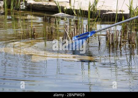 primo piano lavoratori pulizia lago Foto Stock