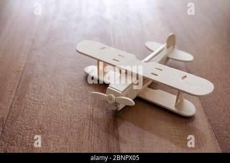 Immagine di un aereo di legno sul tavolo Foto Stock