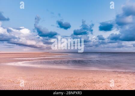 Spiaggia di sabbia sul mare in una baia deserta Foto Stock