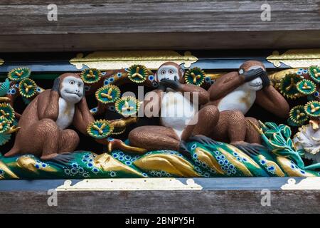 Giappone, Honshu, Prefettura Di Tochigi, Nikko, Santuario Toshogu, I Famosi Tre Scimmie Wise, Hear No Evil, See No Evil, Speak No Evil Wooden Carving Foto Stock