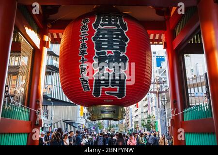 Giappone, Honshu, Tokyo, Asakusa, il Tempio di Sensoji, Kaminarimon Gate, Lanterna gigante Foto Stock