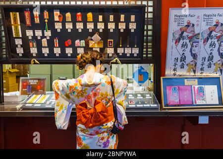 Giappone, Honshu, Tokyo, Asakusa, Tempio Di Sensoji, Donna In Kimono Tempio Di Acquisto Souvenir Foto Stock