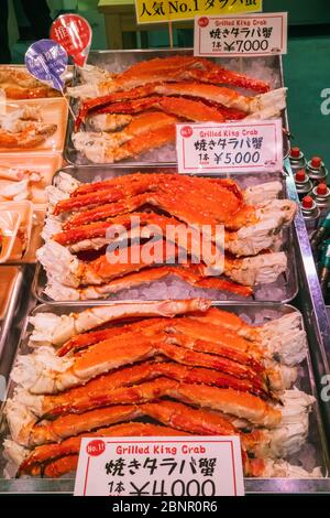 Giappone, Honshu, Tokyo, Tsukiji, Mercato Esterno Di Tsukiji, Esposizione Di Seafood Shop Delle Gambe Del Granchio Del Re Foto Stock