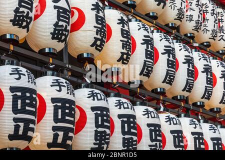 Giappone, Honshu, Tokyo, Taito-ku, Santuario di Otori, Rake Decorativi Di Buona Fortuna chiamato Kumade per la vendita al Tori-no-Ichi Festival che si tiene Ogni Anno nel mese di novembre Foto Stock