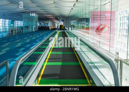 Giappone, Honshu, Tokyo, Aeroporto Haneda, Terminal Internazionale, Cancelli Partenze Moving Escalator Foto Stock