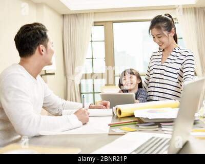 giovane famiglia asiatica con un bambino che rimane a casa felice e allegro Foto Stock