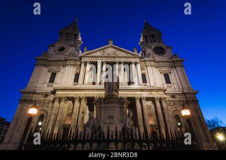 Inghilterra, Londra, Città Di Londra, Cattedrale Di St Paul, Vista Notturna Della Facciata Ovest E Ingresso Foto Stock