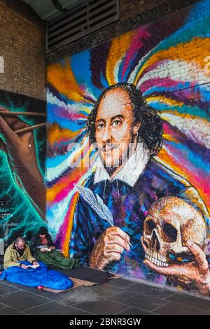 Inghilterra, Londra, Southwark, Clink Street, Barbe Di Fronte Al Wall Mural Street Art, Tra Cui Shakespeare Holding Skull Da Macbeth Foto Stock