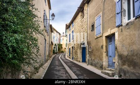 Vicolo del villaggio a Peyriac de Mer in inverno. Il comune si trova nel Parco Naturale Regionale di Narbonnaise en Méditerranée. Foto Stock