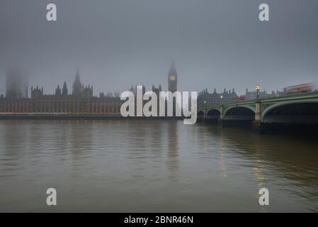 Ora di punta del mattino al Westminster Bridge nel centro di Londra, Regno Unito Foto Stock