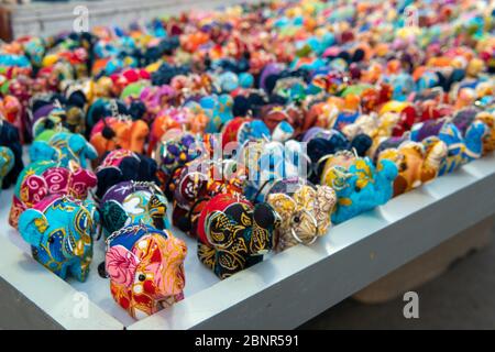 Portachiavi in vendita al mercato notturno nella città di Pai, nel nord della Thailandia Foto Stock