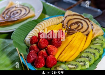 Crepe con pancake con frutta e salsa al cioccolato dal mercato notturno di Pai, Thailandia Foto Stock